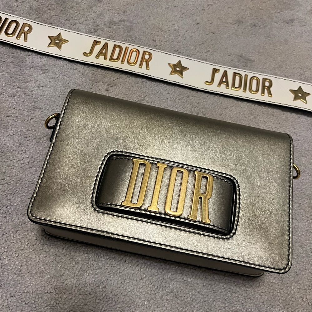 Christian Dior J'Adior Dio(r)evolution
Crossbody Bag - Picture 2 of 6